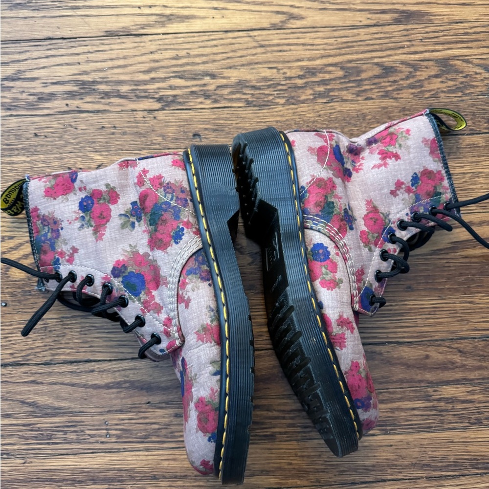 Dr. Martens Taupe Vintage Bouquet Castel (LIKE NEW) FIRM PRICE. Awesome boots! - Picture 13 of 16